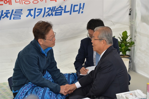  김종인 대표와 이야기를 나누는 이재명 성남시장