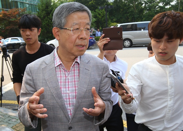  새누리당 김희옥 혁신비상대책위원장이 17일 외출을 마치고 서울 강남구 논현동 자택으로 들어가며 기자들 질문에 답하고 있다.