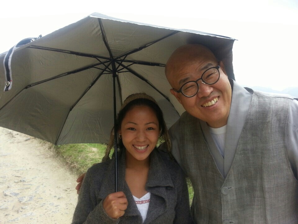 우산 속의 스님과 꼴베는 소녀.