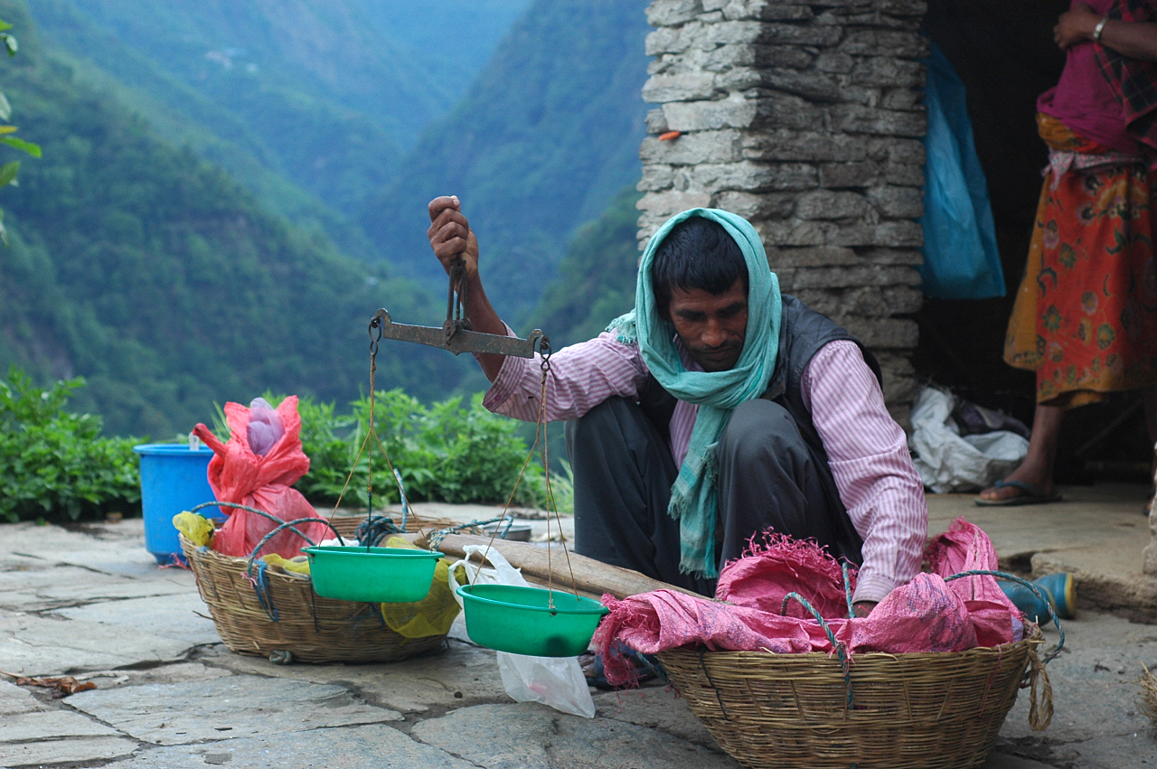  토마토를 저울에 달아 주는 란드룩의 네팔 사내.
