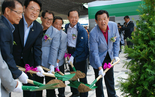 좌로부터 오시덕 공주시장, 공주노인회장, 박병수 의원, 이해선 의원, 정진석 새누리당 원내대표, 조길행 도의원. 