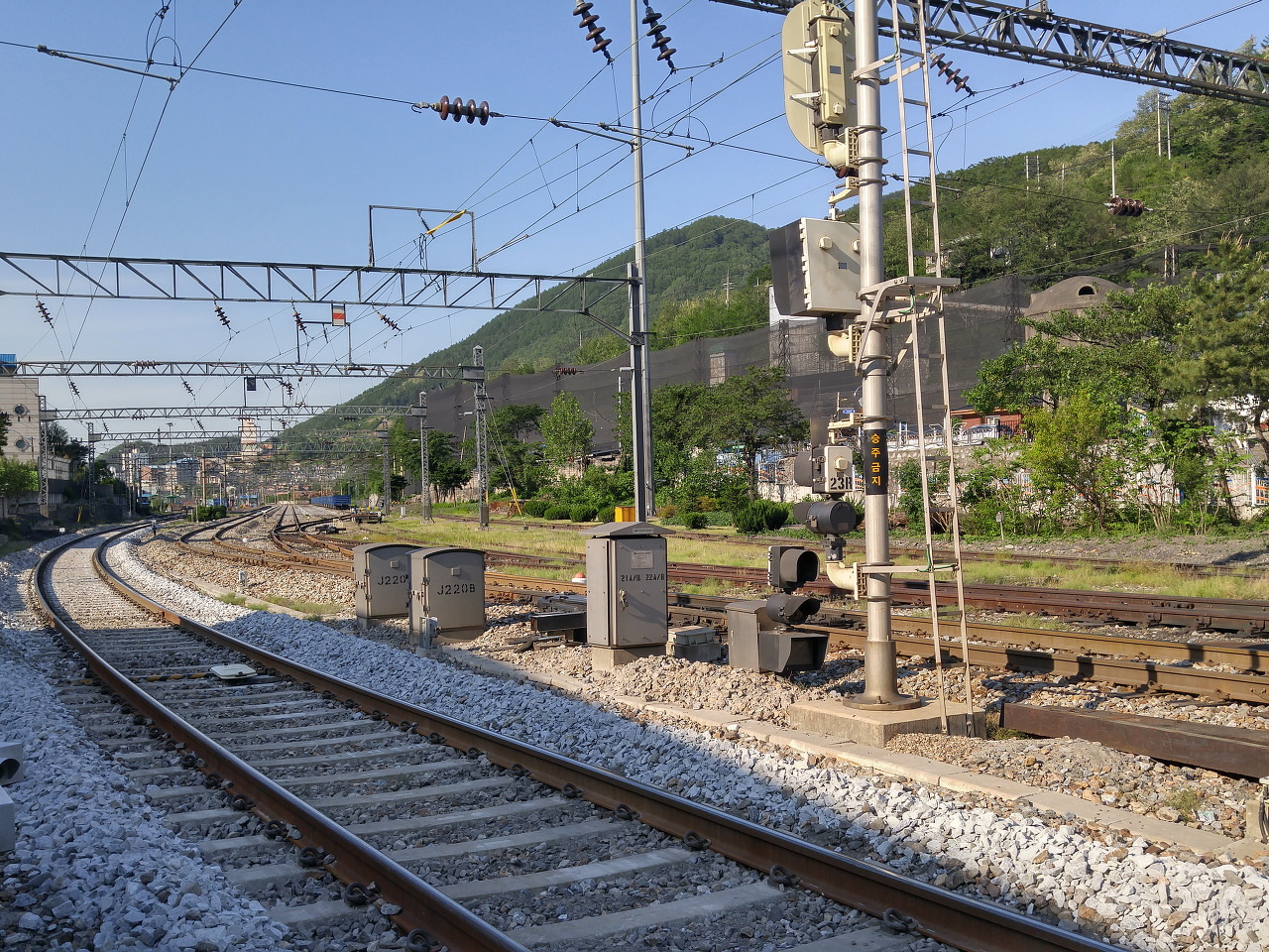 도계역. 과거 이 철길을 따라, 석탄과 시멘트를 싣은 화물열차들이 무수히 다녔다.