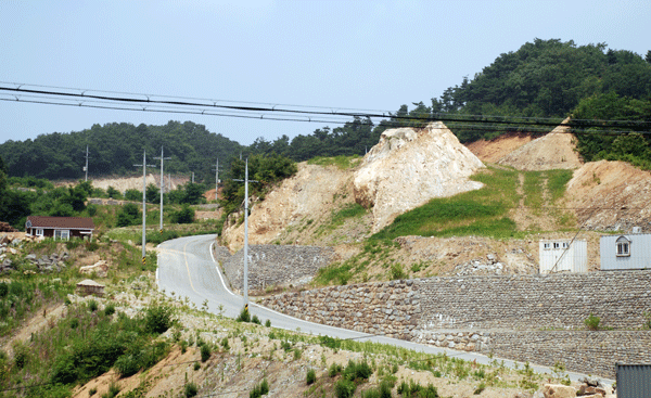  전원주택단지가 개발중인 세종시 장군면 금암리의 산허리가 파헤쳐지고 있다.