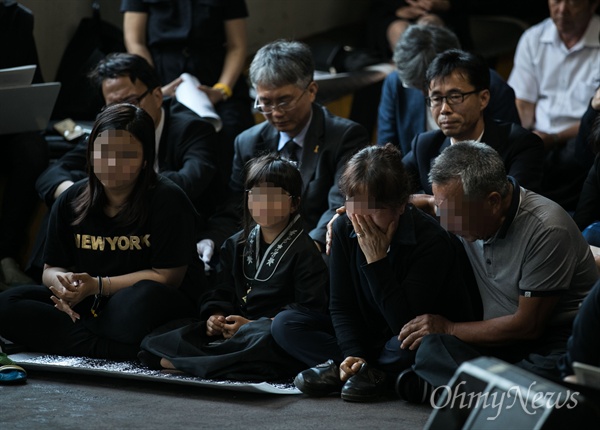  18일 오후 서울 은평구 서울서북병원 장례식장 주차장에서 세월호 참사 당시 민간잠수사로 구조 활동에 헌신한 김관홍 잠수사의 추모식이 열리고 있다. 