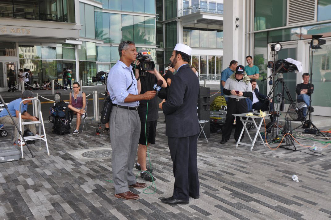  올랜도 다운타운의 닥터 필립스 예술공연장 광장에서 한 방송국 기자가 아랍인 성직자를 인터뷰 하고 있다.