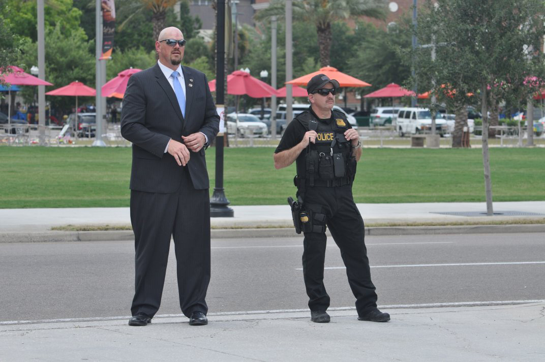  버락 오바마 대통령과 조 바이든 부통령이 닥터 필립스 추모 현장을 방문하기에 앞서 경찰요원들이 주변을 경계하고 있다. 
