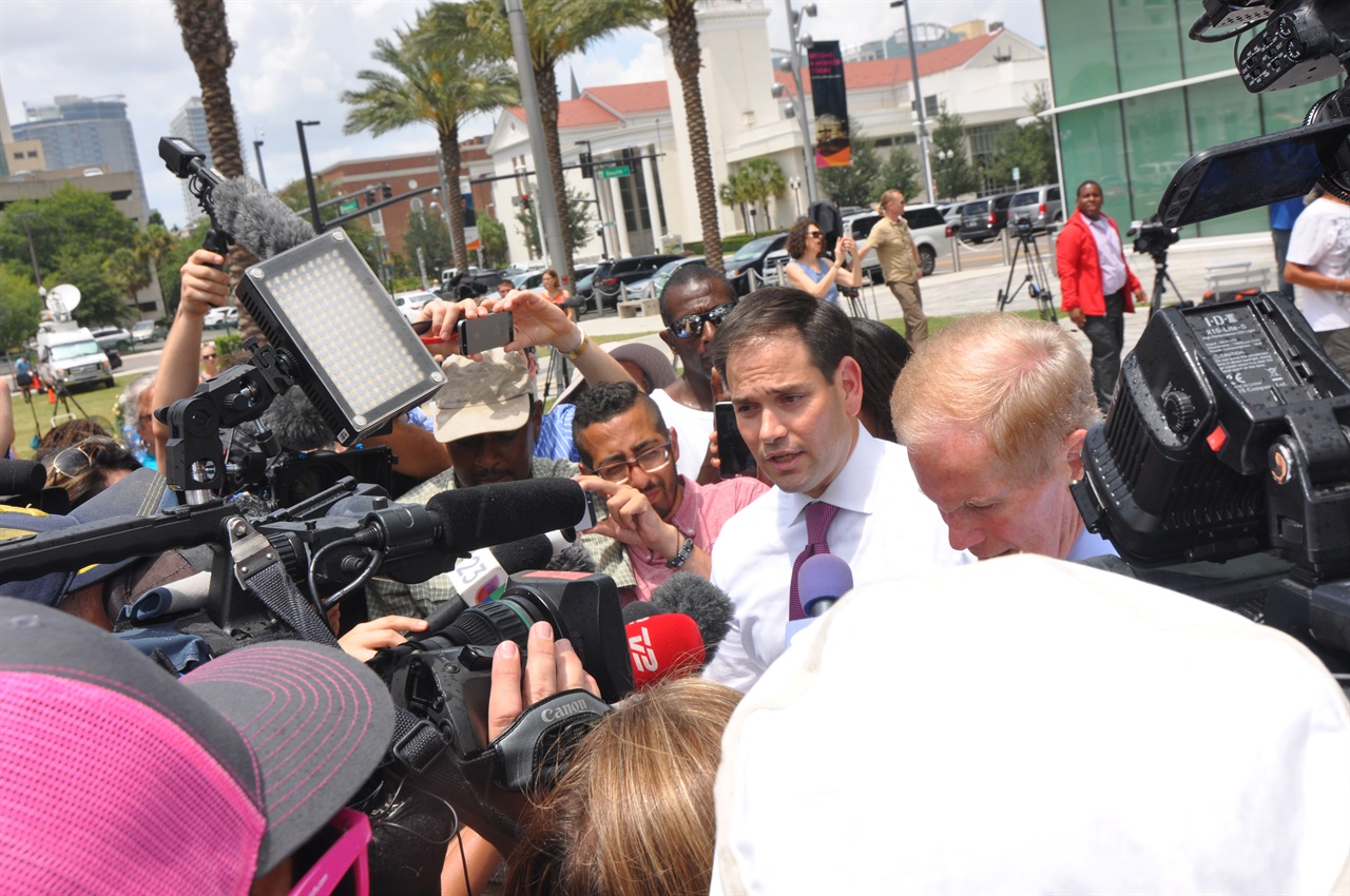  플로리다 공화당 연방상원의원이자 유력한 대선주자 가운데 하나였던 마르코 루비오 의원이 몰려든 기자들의 질문공세에 답하고 있다. 