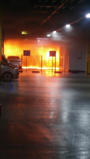 아파트 지하 주차장에서 불이 나는 장면. 제보 사진.