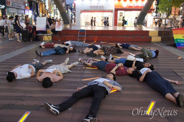 혐오에 맞서는 이들이 19일 오후 대구백화점 앞에서 죽은 것처럼 누워 있는 '다이 인 퍼포먼스'를 벌였다.