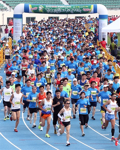 경남은행은 19일 김해운동장에서 'BNK경남은행과 함께하는 2016김해숲길마라톤 대회'를 열었다.