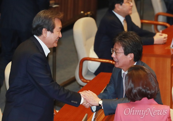 유승민 복당 반기는 김무성 김무성 새누리당 의원이 지난 20일 오전 서울 여의도 국회 본회의에서 복당이 결정된 유승민 의원을 만나 인사를 나누고 있다.