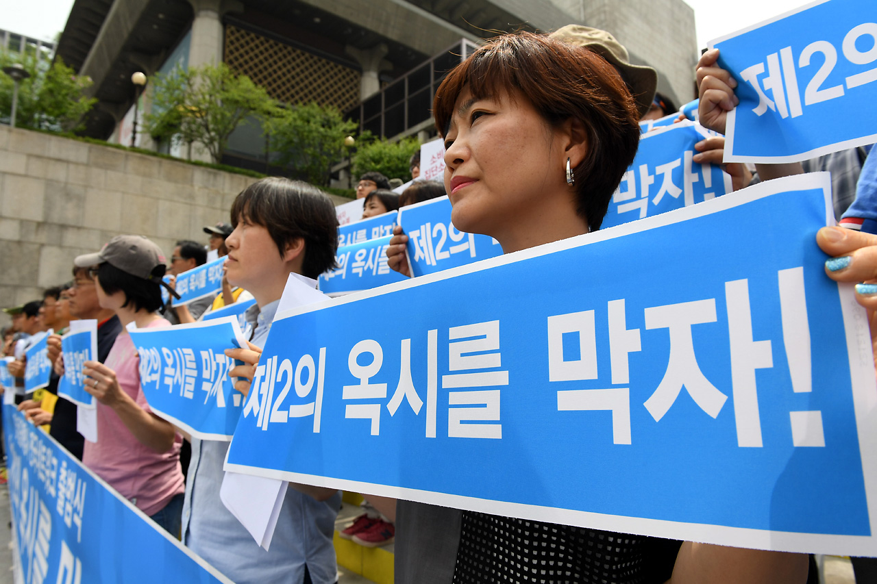  20일 오후 서울 세종문화회관 중앙 계단에서 가습기 살균제 피해자, 시민사회, 종교,보건의료, 노동단체 등이 함께 모여 '가습기 살균제 참사 전국네트워크'를 공식 출범시켰다. 