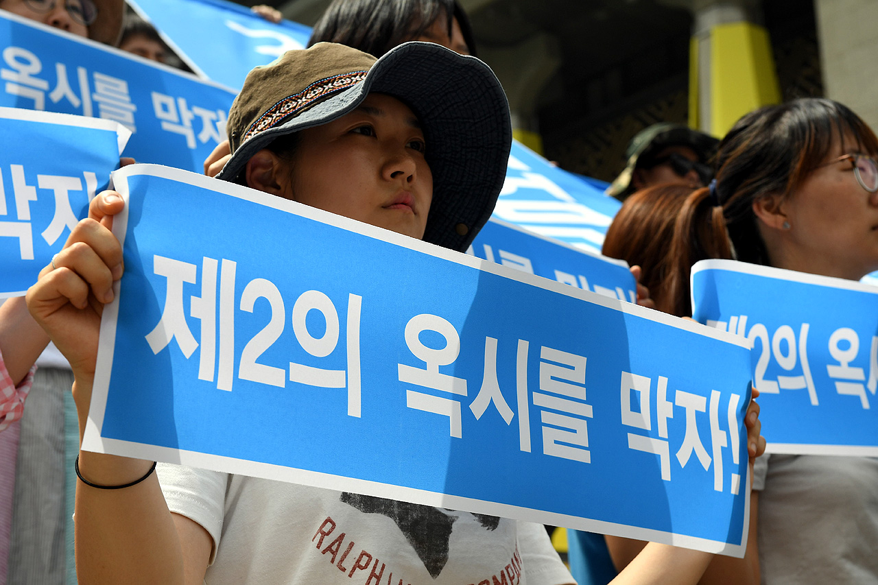  20일 오후 서울 세종문화회관 중앙 계단에서 가습기 살균제 피해자, 시민사회, 종교,보건의료, 노동단체 등이 함께 모여 '가습기 살균제 참사 전국네트워크'를 공식 출범시켰다. 