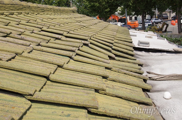 대구시남구 대명동 캠프워커 미군부대 인근의 한 가정집 지붕. 1950년 이후 미군이 주둔하면서 헬기장 소음과 진동으로 인해 지붕 기와가 내려앉았다.