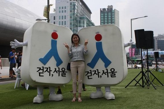 케이컬처페스티벌(K-Culture Festival)에 참가한 대학생 이연수(23) 씨가 ’걷자, 서울‘ 캐릭터 인형과 기념촬영을 하고 있다. ⓒ 황두현

