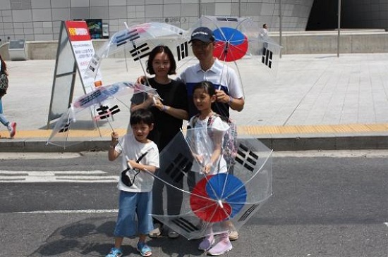 태극기 우산 만들기는 체험 공간 중 가장 붐볐다. 한 가족이 직접 만든 우산을 들고 기념사진을 찍고 있다. ⓒ 황두현

