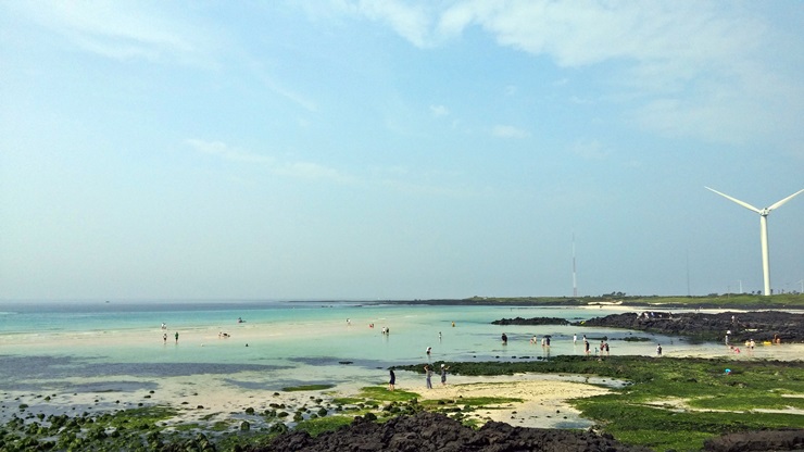 장마를 앞둔 김녕성세기 해변에 때이른 피서객들이 찾아들어 해수욕을 즐기고 있다. 