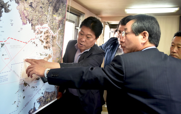 유정복 인천시장이 지난 19일 연평도를 방문해 중국어선들의 불법 조업 현황을 점검하고 있다.