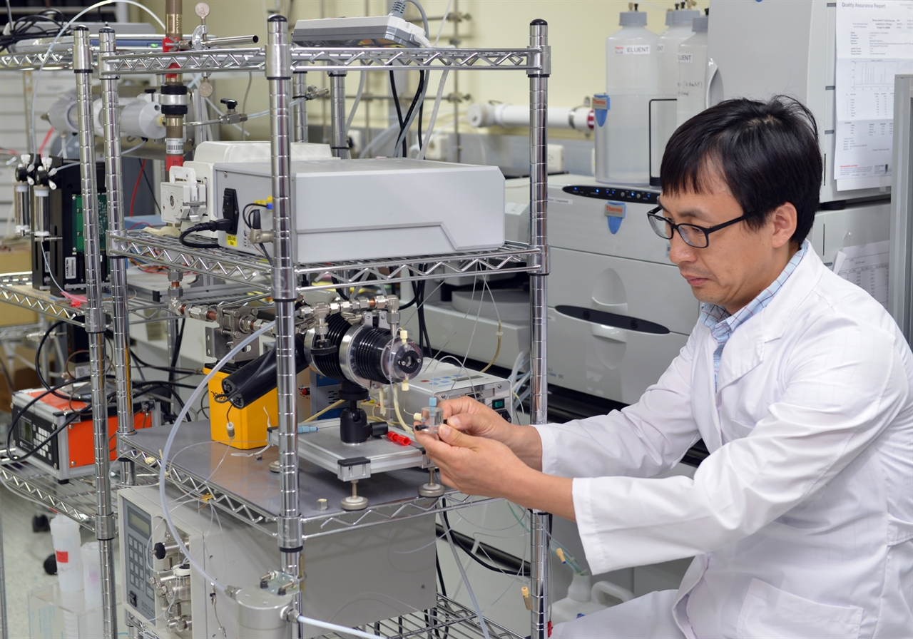 한국표준과학연구원 대기환경표준센터 정진상 박사가 입자액화포집기를 이용해 온라인으로 바이오매스 연소 지시물질 측정을 위한 실험을 하고 있다.