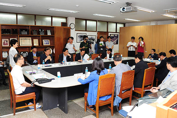 서울시의회 교육위원회 의원들이 21일 오전 동구마케팅고를 방문해 공익제보 한 교사와 그를 징계한 교장을 만나고 있다.