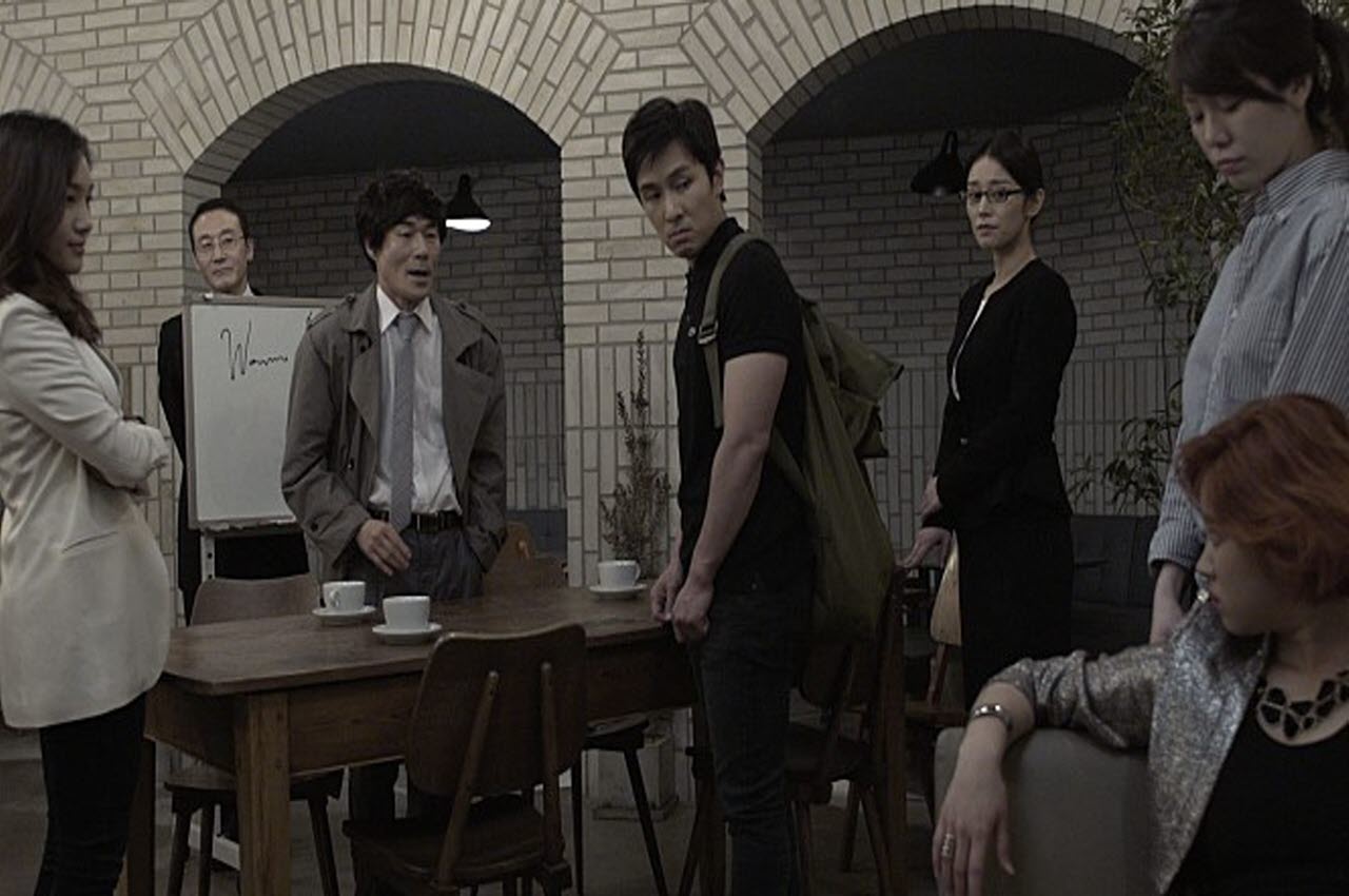 시선 사이 두 번째 영화 <과대망상자(들)>. 주연배우 김동완은 과대망상자들 사이에 파묻혀 존재감을 잃어버린다.