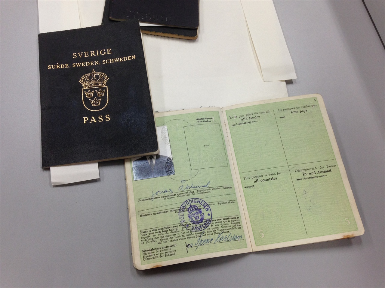 개인 정보 보호를 위해 해당 인물들의 사진은 모두 가렸다. 여권들 중에는 연습을 위해 여러개의 스탬프를 찍은 것들과 입국에 성공한 완성품이 섞여있었다.