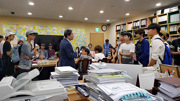 박원순 서울시장이 22일 오후 시장실을 방문한 꿈틀리 인생학교 학생들과 이야기를 나누고 있다.