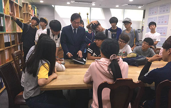 박원순 서울시장이 22일 오후 시장실을 방문한 꿈틀리 인생학교 학생들에게 시장실 벽에 꽂혀있던 파일을 꺼내 보내주고 있다.