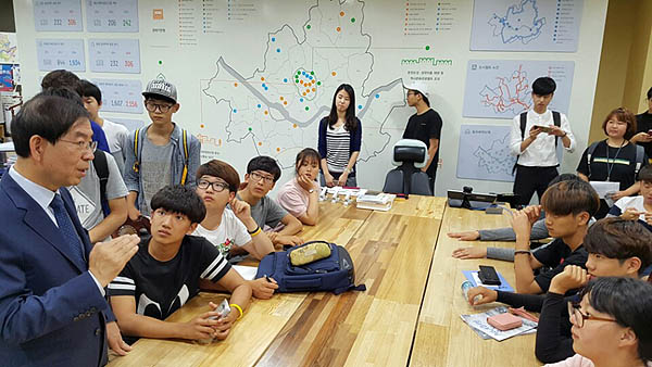 박원순 서울시장이 22일 오후 시장실을 방문한 꿈틀리 인생학교 학생들과 이야기를 나누고 있다.