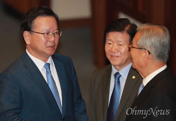 이야기 나누는 김종인-김부겸 더불어민주당 김종인 비상대책위원회 대표와 김부겸 의원이 22일 오전 서울 여의도 국회 본회의에 참석해 정부의 영남권 신공항 건설 백지화 발표에 대해 이야기를 나누고 있다.