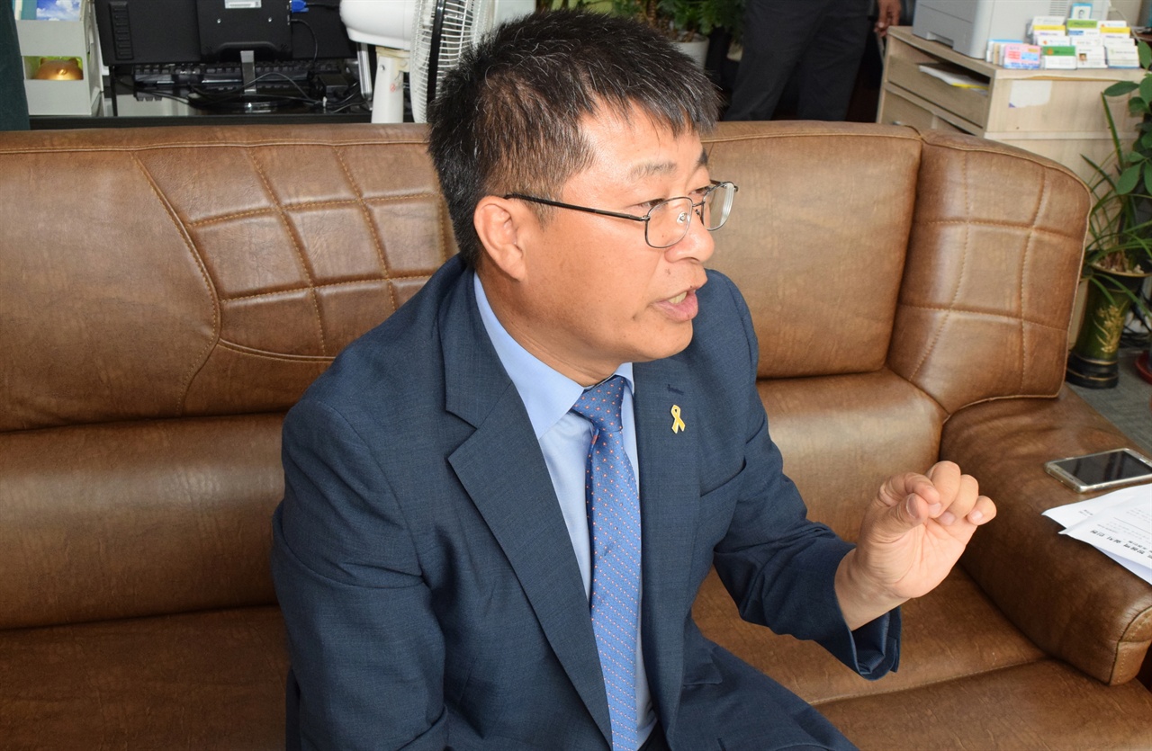 6월 21일 방음대책 및 피해보상 싸움을 이끌었던 황진택 부의장이 그동안의 진행사항을 설명하고 있다.