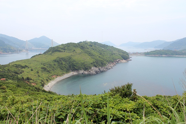  거문도 '녹산등대'에서 본 거문대교와 바다 풍경입니다.