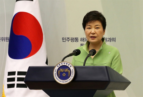 박근혜 대통령이 6월 22일 청와대에서 열린 민주평통 해외자문위원과의 통일대화에서 인사말을 하고 있다.