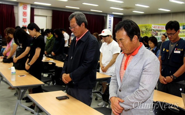  6.15공동선언실천 남측위원회 경남본부 창원지부와 창원진보연합은 22일 저녁 창원노동회관에서 "고 정광훈 의장 다큐 <혁명으로 초대> 상영회"를 열었는데, 참가자들이 고인에 대한 묵념을 하고 있다.