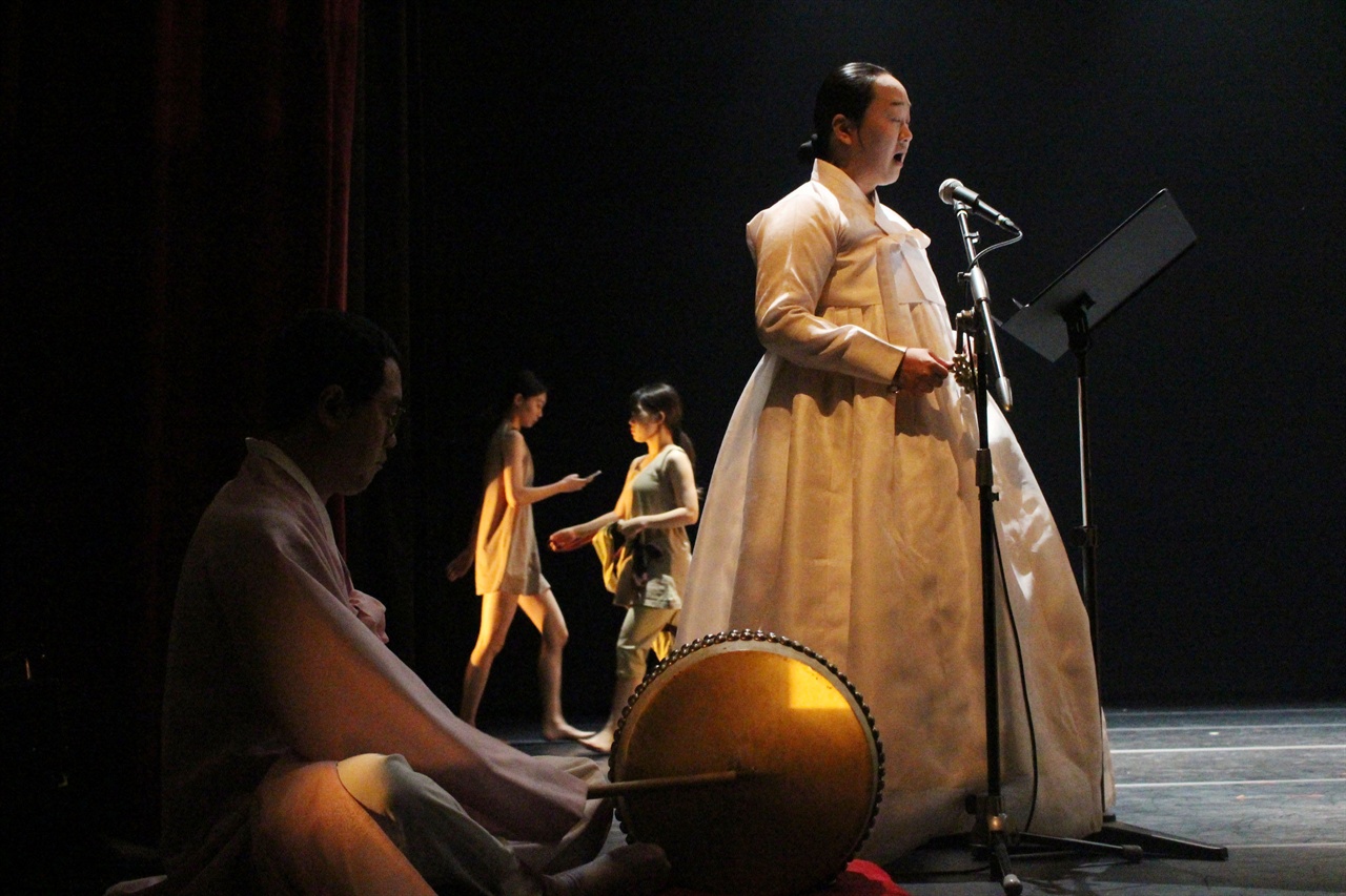 요한 교수의 판소리 발레극 황금사과에서 도창을 하고 있는 오영지씨와 고수 신재승씨의 모습.