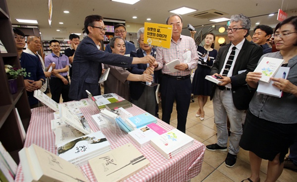  ▲ 책을 매개로 한 관계자들이 21일 우리문고에서 ‘충BOOK상생협’을 발족했다. 이제 시민들은 청주시내 서점에서 지역 출판사가 펴낸 책들을 볼 수 있다. 사진/육성준 기자