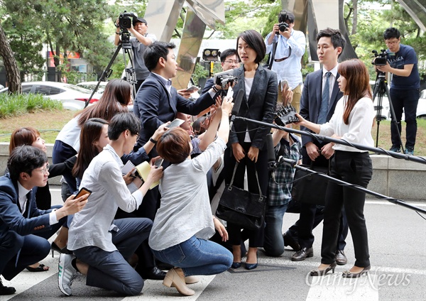 국민의당 김수민 의원이 지난달 23일 오전 총선 홍보비 리베이트 수수 의혹 관련 검찰조사를 받기 위해 서울서부지검에 도착하고 있다.