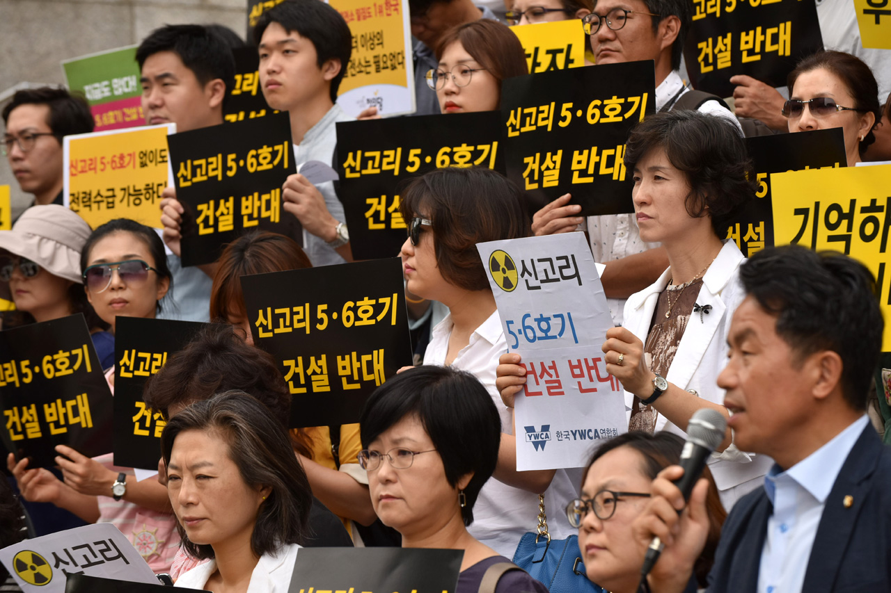  핵없는 사회를 위한 공동행동 등 시민단체 관계자들이 23일 오전 서울 광화문 세종문화회관 중앙계단 앞에서 '신고리 5,6호기 건설 반대 신규핵발전소 확대 중단 1,000인 선언행'사를 하고 있다. 원자력안전위원회는 이날 '신고리 5, 6호기 건설허가안'에 대한 심의를 다루는 회의를 진행했다. 