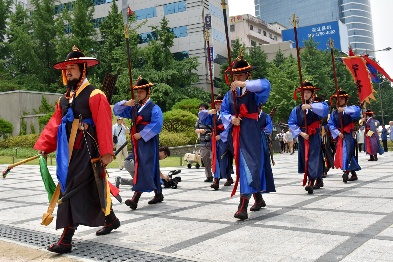  23일 오전 서울 중구 남대문로 숭례문 광장에서는 지난 2008년 2월10일 화재이후 중단됐던 숭례문 파수의식 행사가 8년만에 재개됐다.