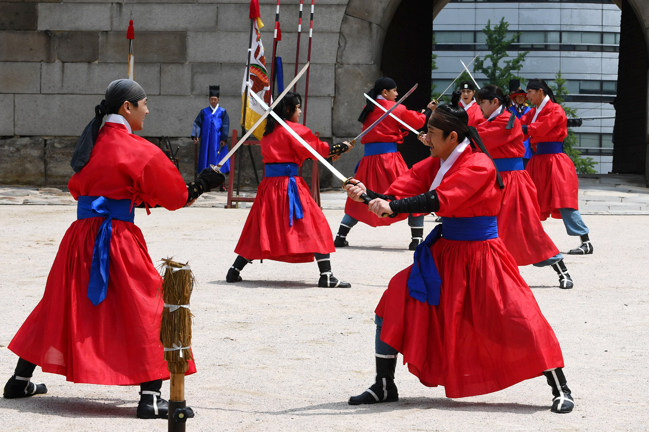  23일 오전 서울 중구 남대문로 숭례문 광장에서는 지난 2008년 2월10일 화재이후 중단됐던 숭례문 파수의식 행사가 8년만에 재개됐다. 재개행사에 앞서서 전통무예 시범이 열리고 있다. 