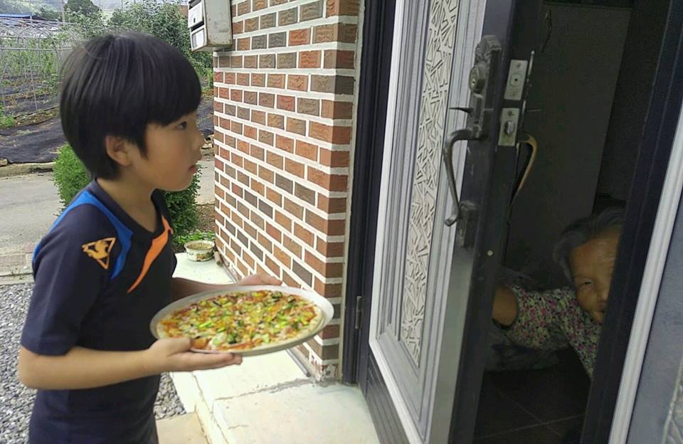 2016년 6월 16일 오후 한 때. 단양군 적성면 하리에서 길 건너 이웃에 사는 팔순 할머니에게 9살 한결이가 갓 구운 피자를 드리고 있다.