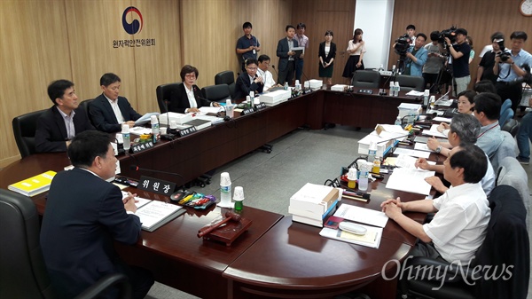 지난 6월 23일 오전 서울 세종로 원자력안전위원회에서 신고리 원자력발전소 5, 6호기 건설 허가를 다루는 회의가 열리고 있다. 