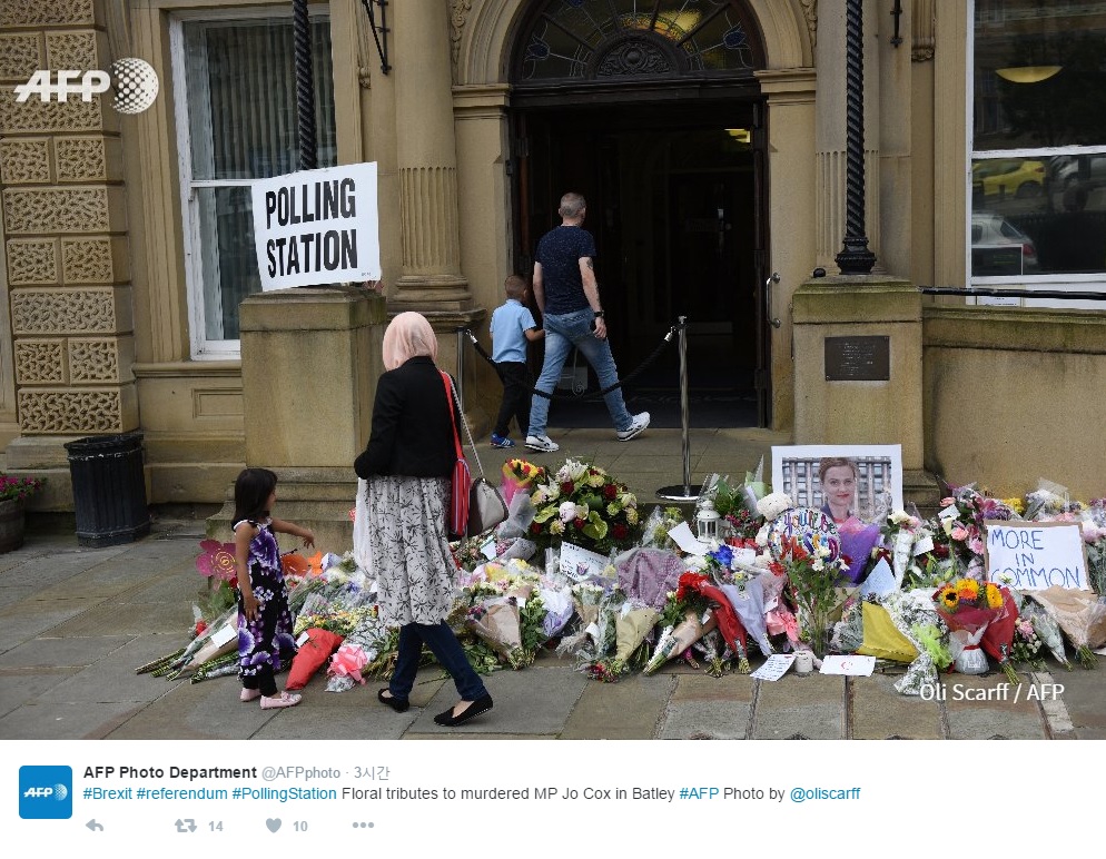 영국 브렉시트 국민투표가 치러진 한 투표소 앞에 최근 피살된 조 콕스 하원의원의 추모 꽃다발을 보여주는 AFP 트위터 갈무리.
