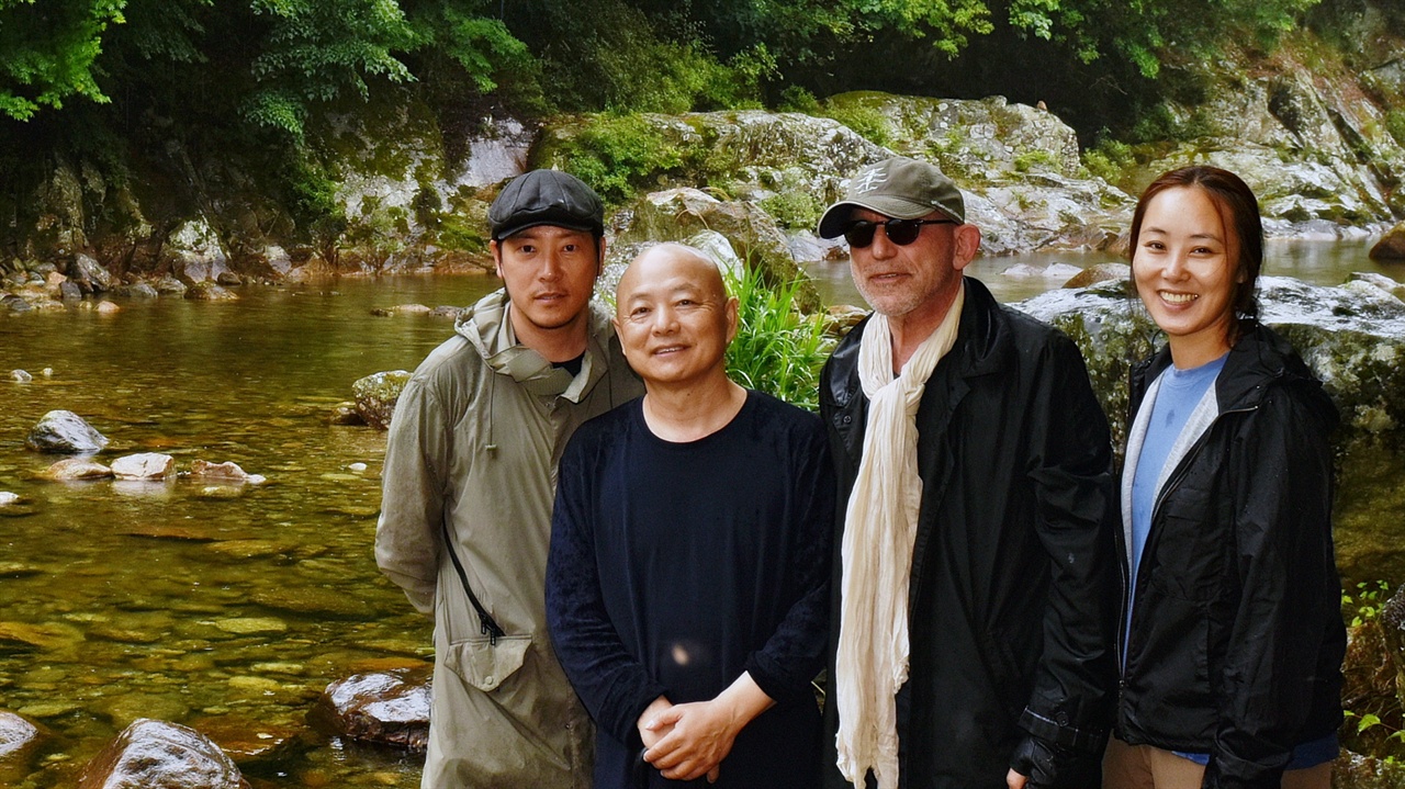 좌로부터 존 킴 프로듀서, 임동창 선생님, 레지스 게젤바시 감독, 신지TA대표.