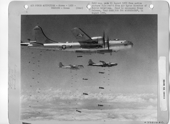 미 공군B-29 전투기들이 북한군 진지에 폭탄을 투하하고 있다(1950. 8. 11.).