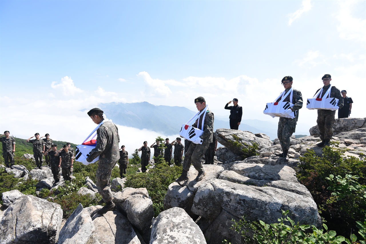 2015년 6월 23일, 강원도 고성에 위치한 설악산 상봉 발굴현장에서 102기갑여단 장병들이 수습한 유해를 봉송하고 있다.