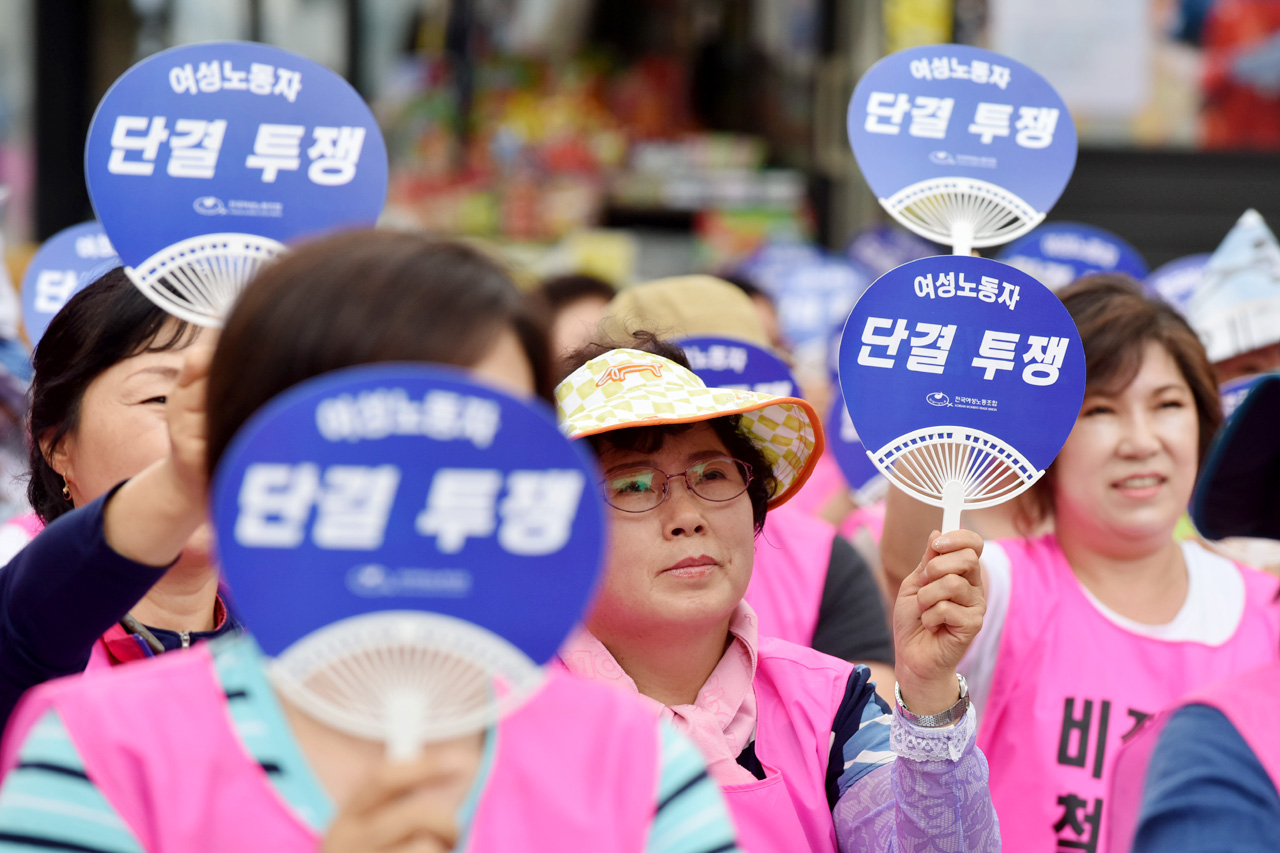 전국여성노동조합과 한국여성노동자회 조합원들이 24일 오후 서울 중구 세종로 서울파이낸스센터앞에서 '저임금 여성노동자 결의대회'를 열고 "여성 노동은 싸구려가 아니다"며 차별적인 저임금 해소를 요구했다.