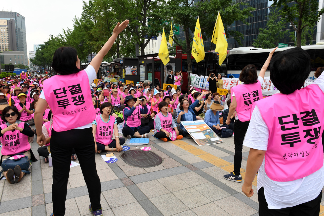 전국여성노동조합과 한국여성노동자회 조합원들이 24일 오후 서울 중구 세종로 서울파이낸스센터앞에서 '저임금 여성노동자 결의대회'를 열고 "여성 노동은 싸구려가 아니다"며 차별적인 저임금 해소를 요구했다.