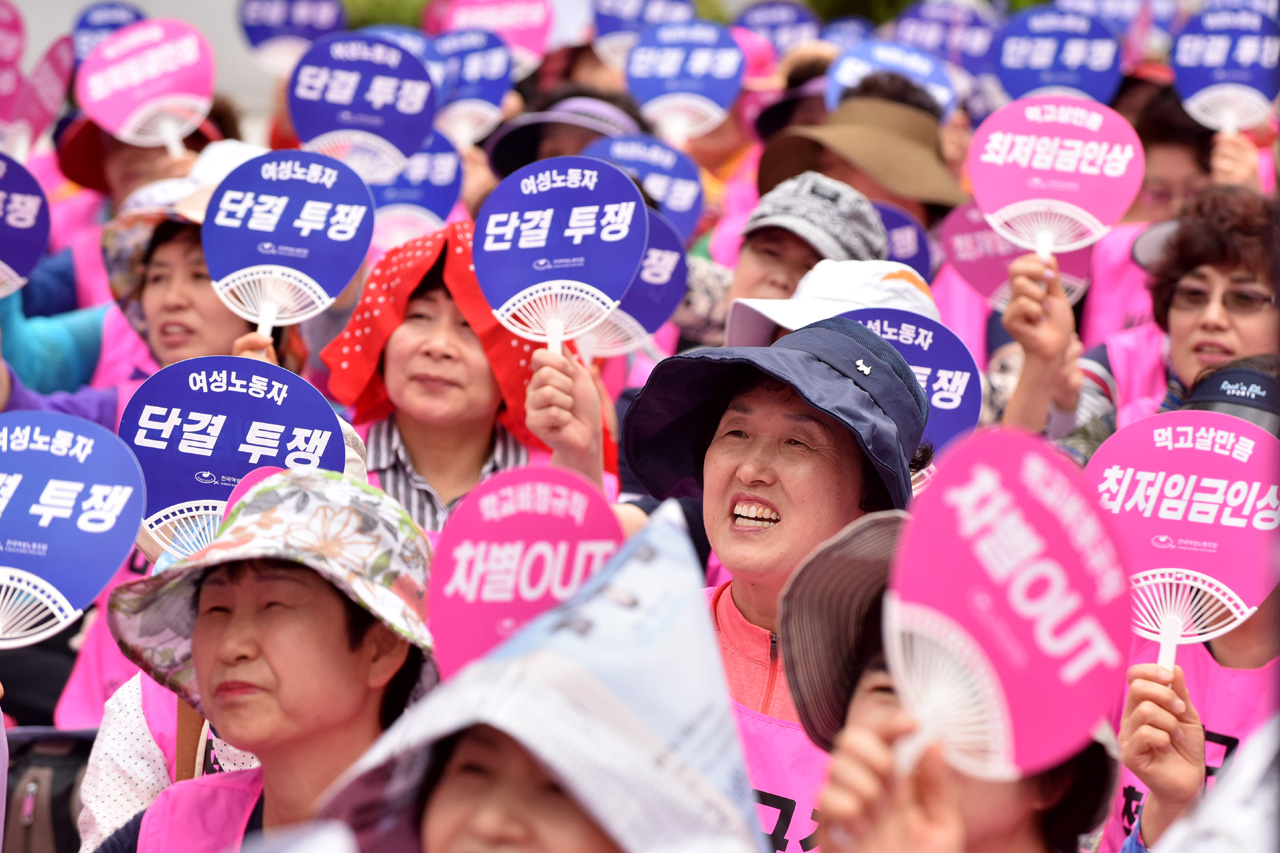 전국여성노동조합과 한국여성노동자회 조합원들이 24일 오후 서울 중구 세종로 서울파이낸스센터앞에서 '저임금 여성노동자 결의대회'를 열고 "여성 노동은 싸구려가 아니다"며 차별적인 저임금 해소를 요구했다.