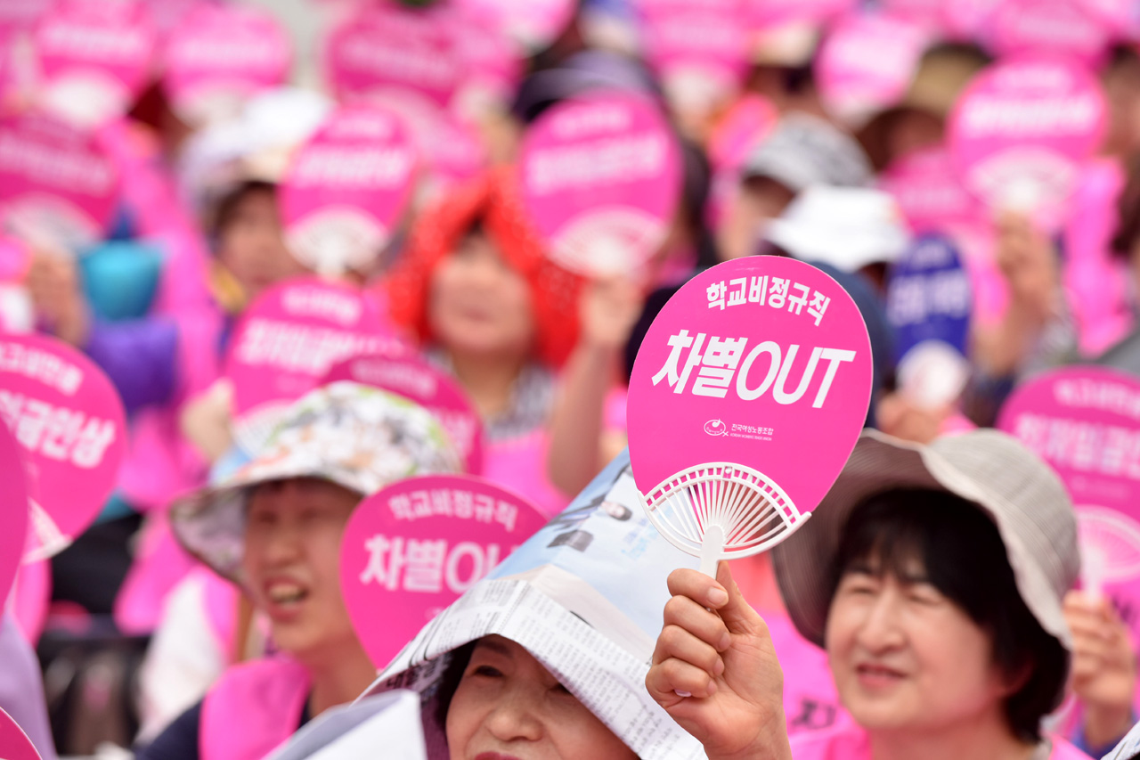전국여성노동조합과 한국여성노동자회 조합원들이 24일 오후 서울 중구 세종로 서울파이낸스센터앞에서 '저임금 여성노동자 결의대회'를 열고 "여성 노동은 싸구려가 아니다"며 차별적인 저임금 해소를 요구했다.